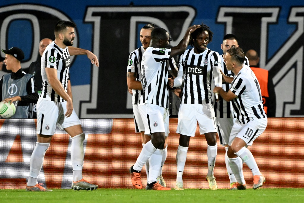 Fousseni Diabaté congratulé par ses coéquipiers après son but pour le Partizan contre Nice en Ligue Europa Conférence, le 15 septembre 2022 à Belgrade