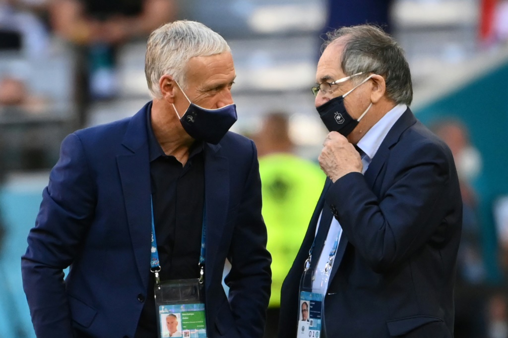Le sélectionneur de l'équipe de France masculine de football Didier Deschamps (gauche) et le président de la Fédération française de football Noël Le Graët s'entretiennent lors d'un match le 15 juin 2021 à l'Allianz Arena de Munich (Allemagne)