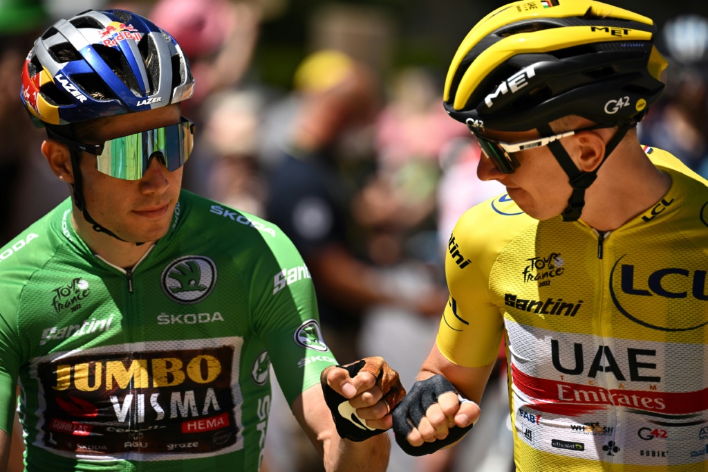 Le Belge Wout Van Aert (G), en vert sur le Tour de France, et le Slovène Tadej Pogacar (D), alors maillot jaune, au départ de la 10e étape, à Morzine, le 12 juillet 2022