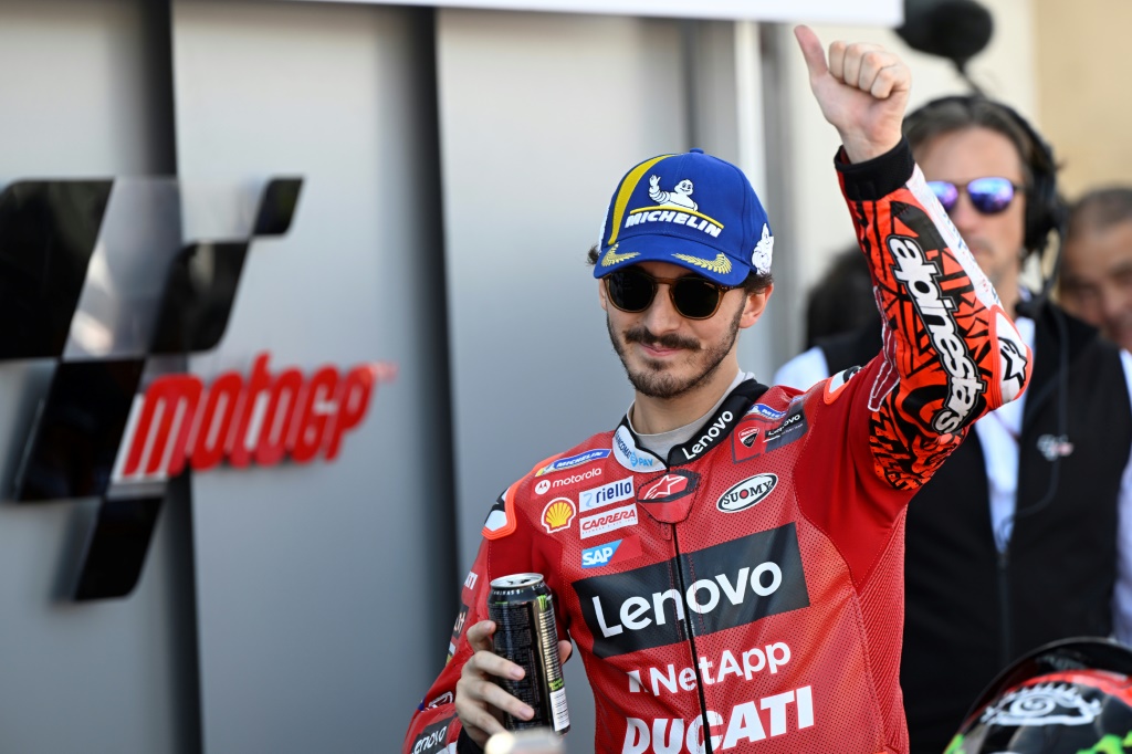 Le pilote italien Ducati Francesco Bagnaia célèbre sa pole position obtenue le 17 septembre en 2022 pour le Grand Prix d'Aragon en Espagne