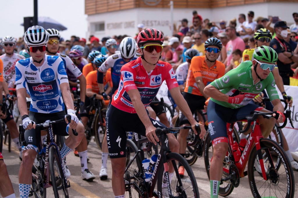 Remco Evenepoel, en maillot rouge, au départ de la 12e étape de la Vuelta le 1er septembre 2022. Le Belge a chuté à 45 km de l'arrivée. Sans conséquence au classement général