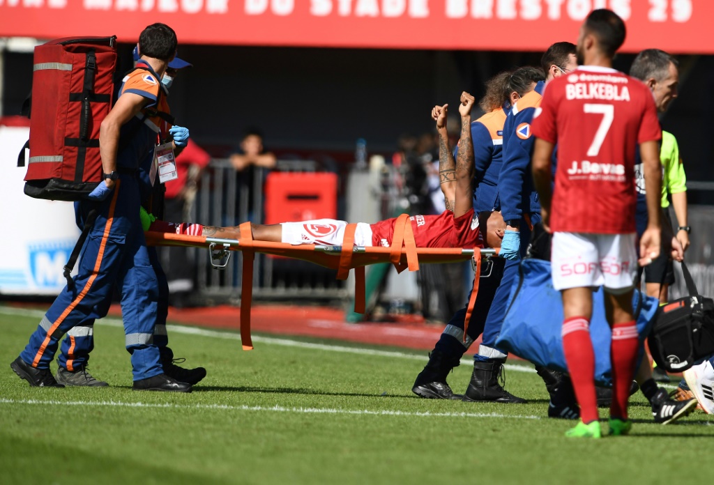 Le défenseur belge de Brest Noah Fadiga est sorti sur civière dimanche après s'être blessé lors d'un duel aérien, à la 28e minute du match entre Brest et Ajaccio, au stade Francis-Le Blé