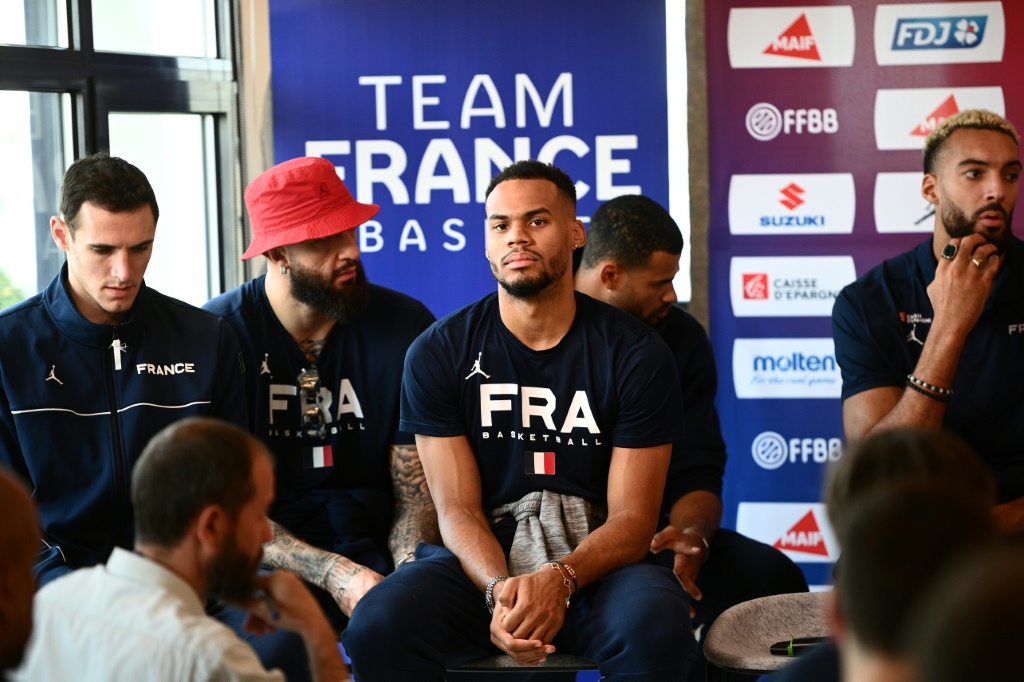 Les joueurs de l'équipe de France de basket Vincent Poirier (2e g) Elie Okobo (c) et Rudy Gobert, lors d'une conférence de presse à Paris, le 19 septembre 2022