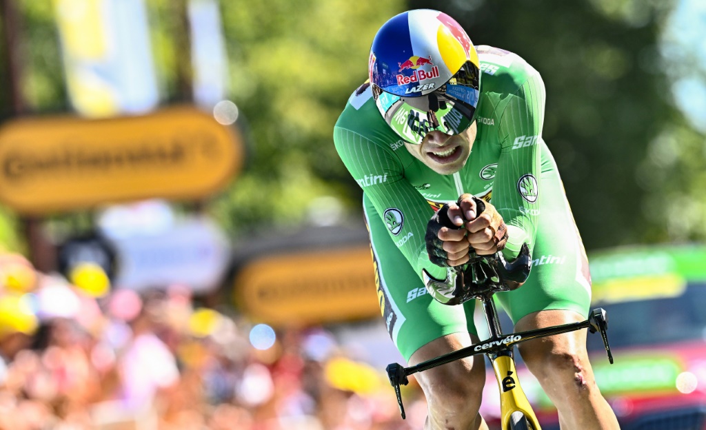 Le coureur belge de l'équipe Jumbo-Visma, Wout van Aert, franchit la ligne d'arrivée lors de la 20e étape du Tour de France 2022 entre Lacapelle-Marival et Rocamadour, le 23 juillet 2022