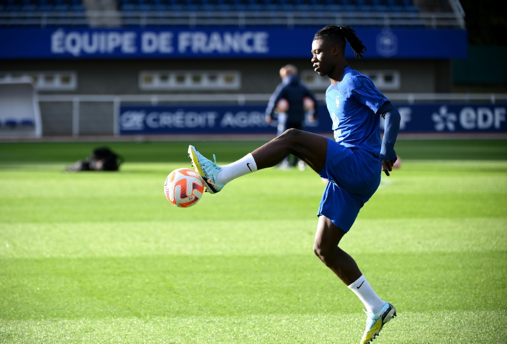 Le milieu de terrain tricolore Eduardo Camavinga lors d'un entraînement de l'équipe de France de football à Clairefontaine-en-Yvelines le 19 septembre 2022