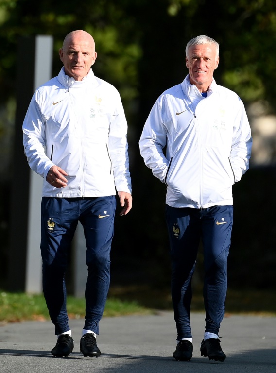 Le sélectionneur de l'équipe de France de football Didier Deschamps (d) et son adjoint Guy Stéphan avant une séance d'entraînement à Clairefontaine-en-Yvelines le 19 septembre 2022