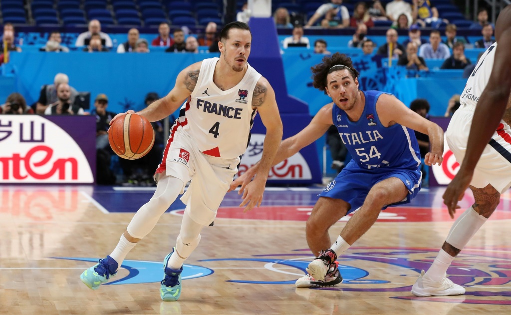 Le Français Thomas Heurtel (à gauche) lors du quart de finale d'Eurobasket 2022 face à l'Italie , le 14 septembre 2022 à Berlin