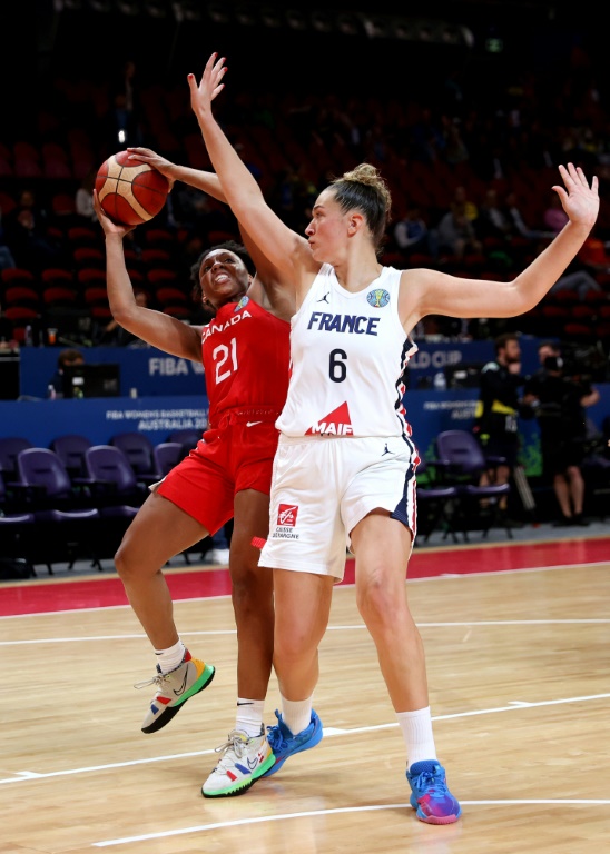 La Canadienne Nirra Fields (g.) à la lutte avec la Française Alexia Chartereau (c.) lors du match du groupe B de la Coupe du monde de basketball féminin entre la France et le Canada à Sydney le 23 septembre 2022
