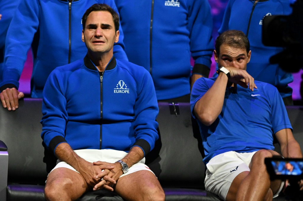 Roger Federer (g) et Rafael Nadal en larmes après l'ultime match du Suisse à la Laver Cup, à Londres, le 24 septembre 2022