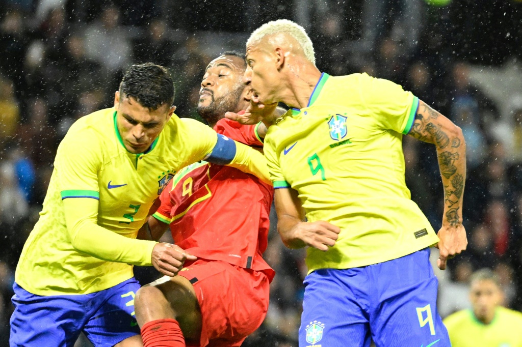 L'international brésilien Richarlison (à droite) lors du match amical contre le Ghana vendredi au Havre (France).