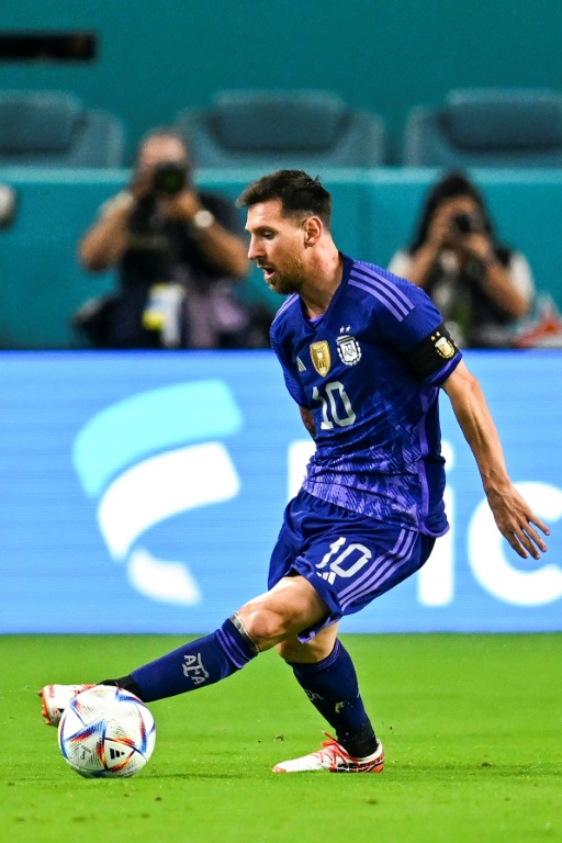Le capitaine argentin Lionel Messi (g) face au Honduras en match amical à Miami, aux Etats-Unis, le 23 septembre 2022