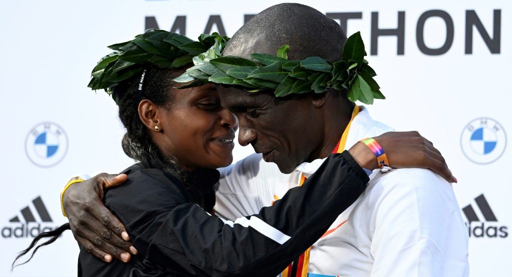Le Kényan Eliud Kipchoge (à droite) l'Ethiopienne Tigist Assefa après leurs victoires lors du marathon de Berlin, le 25 septembre 2022