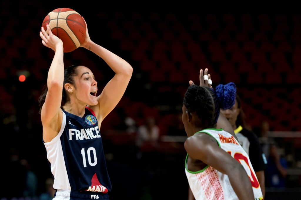 La capitaine de l'équipe de France de basket Sarah Michel (à gauche) le 25 septembre à Sydney, lors du Mondial australien.