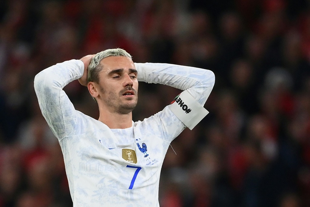 L'attaquant français Antoine Griezmann réagit après une occasion manquée lors du match de Ligue des nations entre le Danemark et la France à Copenhague, le 25 septembre 2022