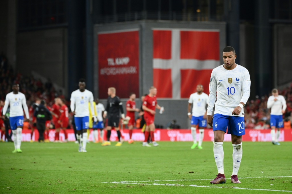 L'attaquant français Kylian Mbappé réagit après le match de football de la Ligue des nations entre le Danemark et la France à Copenhague, le 25 septembre 2022