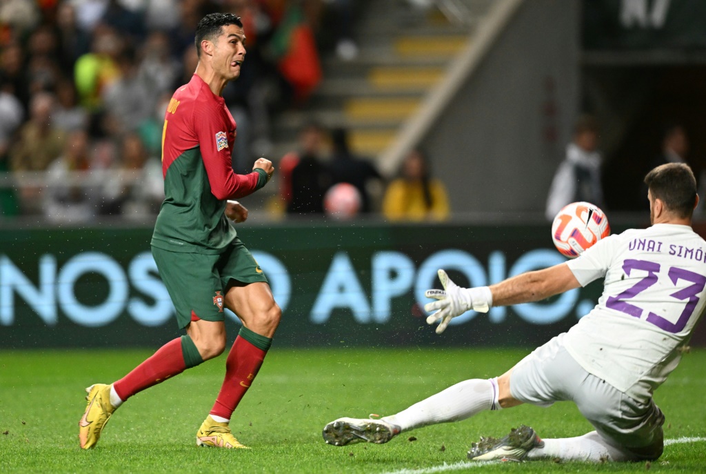 Cristiano Ronaldo (à gauche) face au gardien espagnol Unai Simon lors du match de Ligue des nations entre le Portugal et l'Espagne, le 27 septembre 2022 à Braga