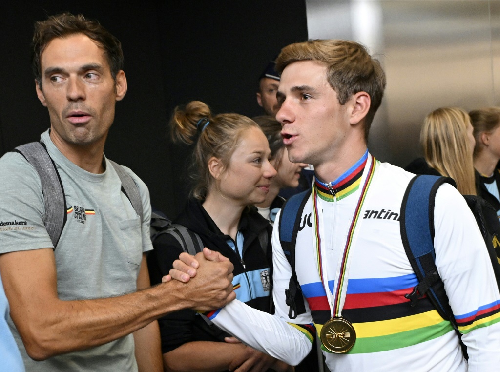 Le Belge Remco Evenepoel (à droite), champion du monde à Wollongong (Australie) lors de son arrivée à l'aéroport de Bruxelles, à Zaventem, le 27 septembre 2022
