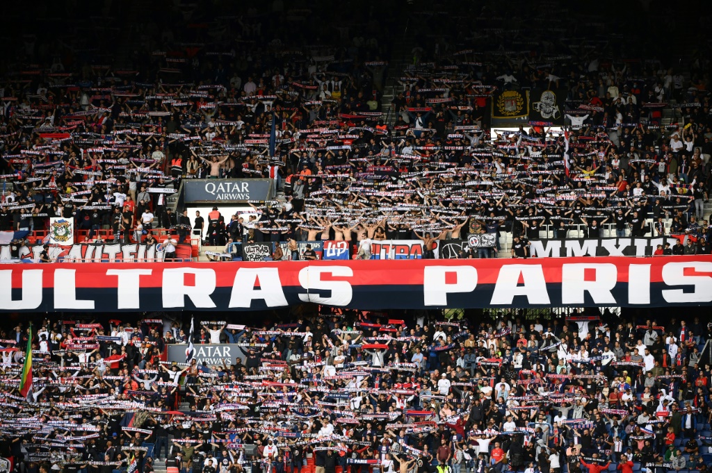 Des supporters du Paris Saint-Germain lors du match du championnat de France le 10 septembre au Parc des Princes, à Paris.