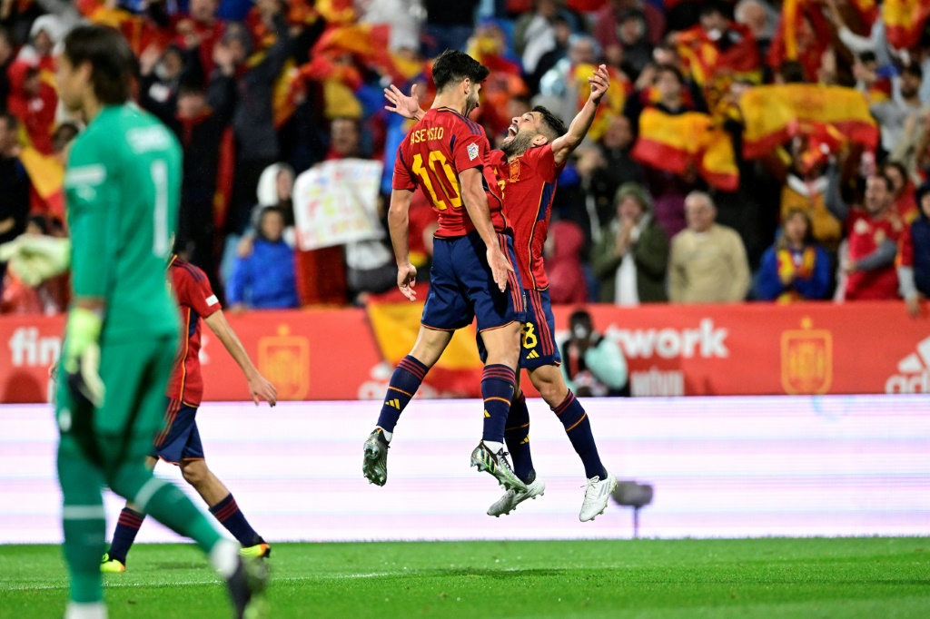 Le milieu de terrain de l'équipe d'Espagne Jordi Alba (d) célèbre son but avec un coéquipier lors de la rencontre de Ligue des nations contre la Suisse à Saragosse le 24 septembre 2022