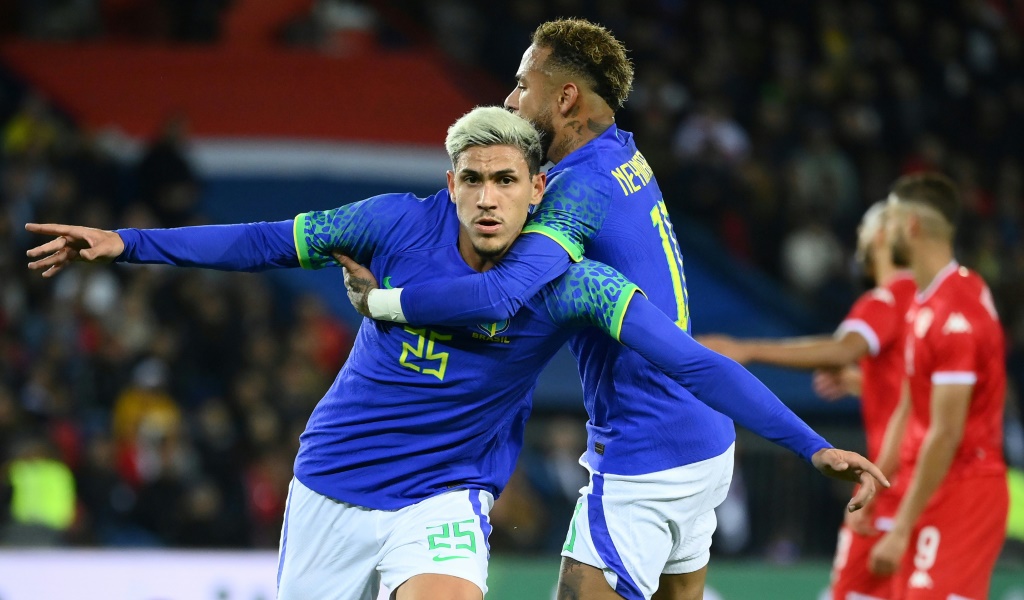 Pedro, auteur du 5e but du Brésil contre la Tunisie, est félicité par Neymar également buteur en amical à Paris, le 27 septembre 2022