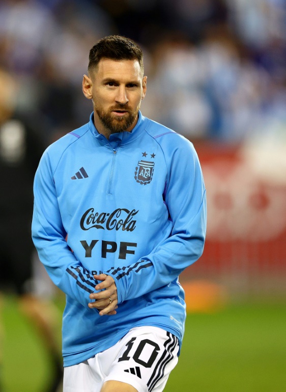 Le capitaine de l'Argentine Lionel Messi à l'échauffement avant le début du match amical contre la Jamaïque, à Harrison, aux Etats-Unis, le 27 septembre 2022
