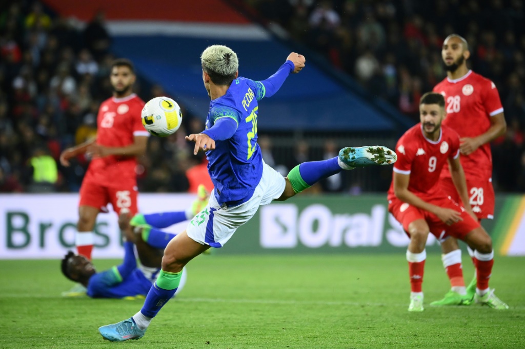 La défense tunisienne dépassée sur le 5e but du Brésil marqué par Pedro au Parc des Princes, le 27 septembre 2022