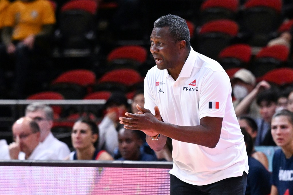 Le sélectionneur de l'équipe de France féminine de basket, Jean-Aimé Toupane, lors du quart de finale du Mondial-2022 perdu contre la Chine, le 29 septembre 2022 à Sydney