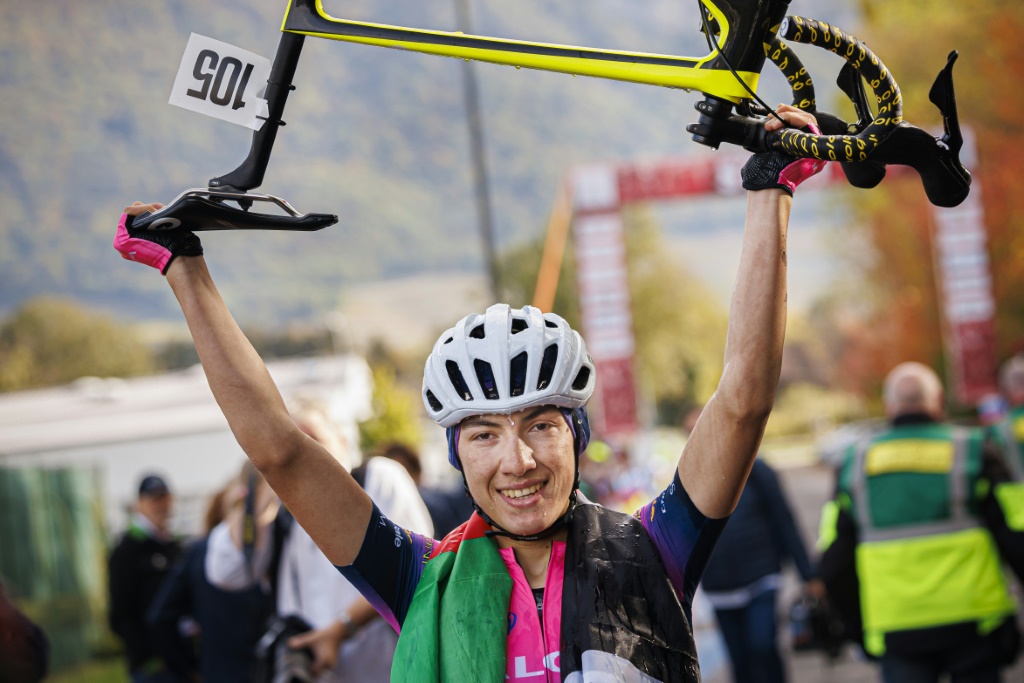 La cycliste afghane Fariba Hashimi célèbre sa victoire dans les championnats d'Afghanistan de cyclisme féminin organisés le 23 octobre 2022 à aigle (Suisse) et visant à "sonner l'alarme" sur la situation des femmes en Afghanistan.