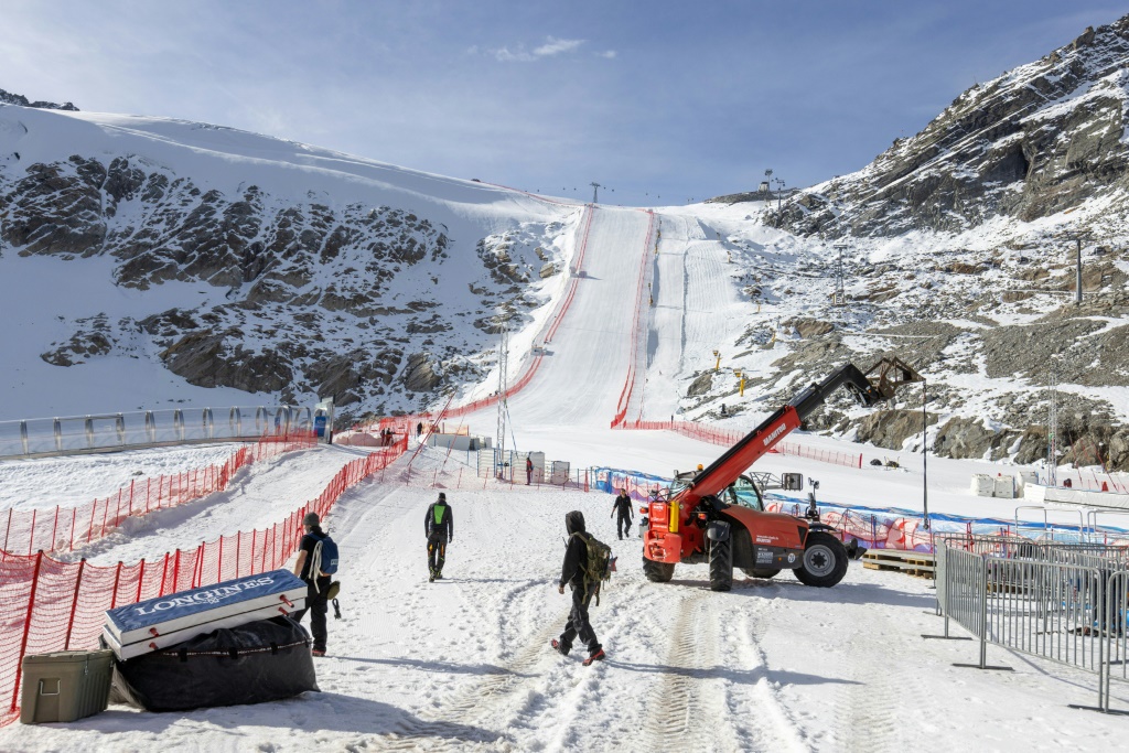 Installation de la piste qui accueillera l'ouverture de la saison de ski alpin le 22 octobre