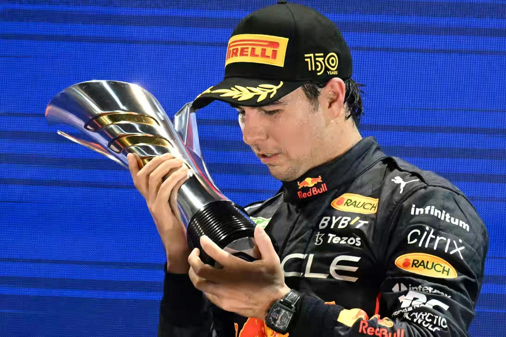 Le Mexicain Sergio Pérez (Red Bull) célèbre sa victoire au Grand Prix de Singapour de Formule 1 le 2 octobre 2022 sur le circuit de Marina Bay.