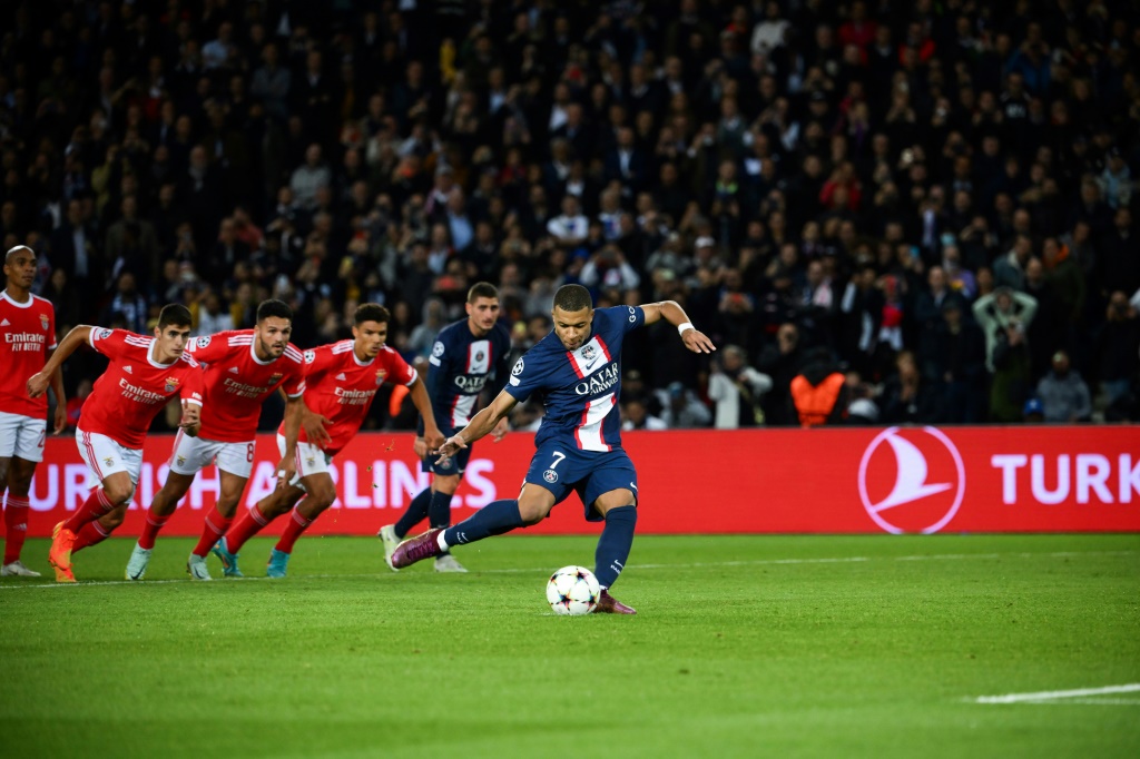 L'attaquant du Paris Saint-Germain Kylian Mbappé buteur sur pénalty pour son équipe face à Benfica en Ligue des champions