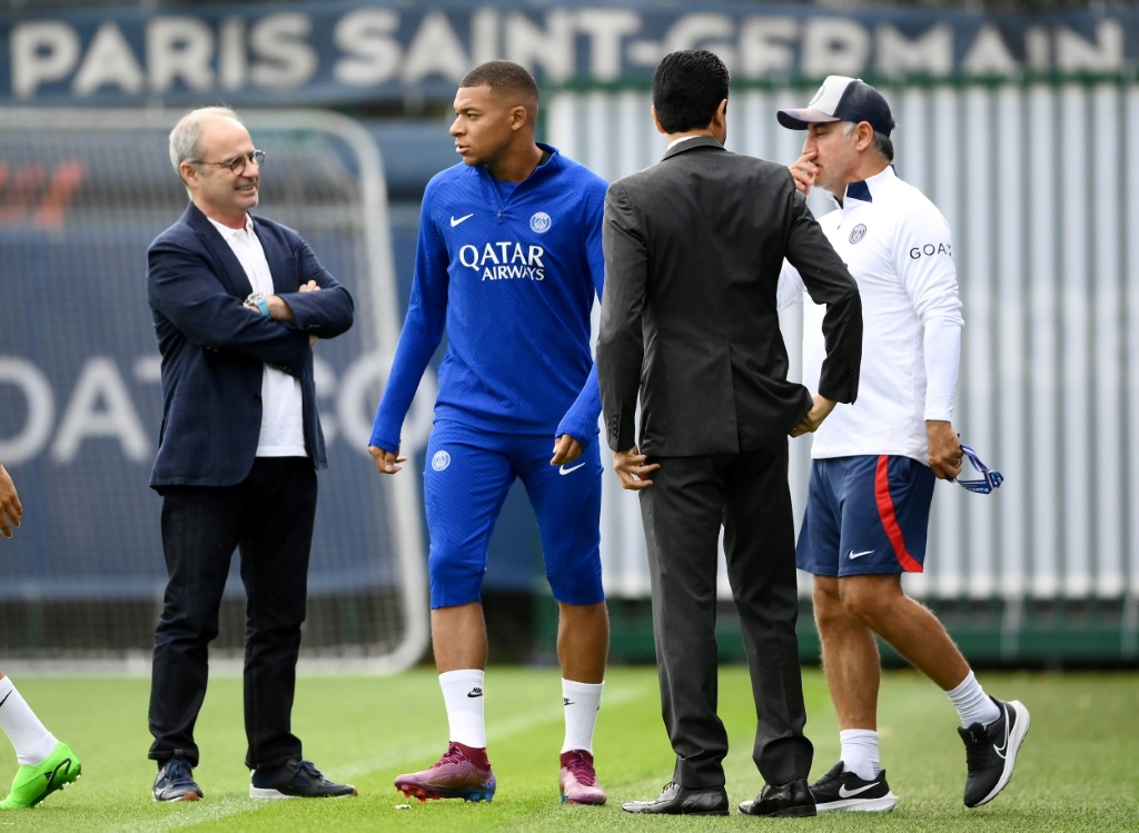 Kylian Mbappé croise le board du PSG
