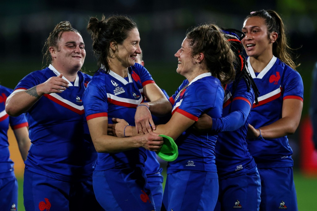 Les Françaises Jessy Tremouliere (au centre à gauche) et Gaëlle Hermet (au centre droit) se congratulent après leur victoire face aux Fiji en Coupe du monde de rugby dans le Northland Events Centre de Whangarei en Nouvelle Zélande le 22 octobre 2022