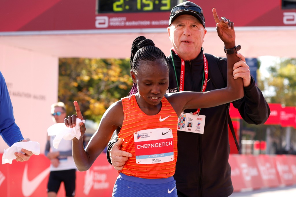 La Kenyanne Ruth Chepngetich célèbre sa victoire lors du marathon de Chicago (Etats-Unis) le 9 octobre 2022.