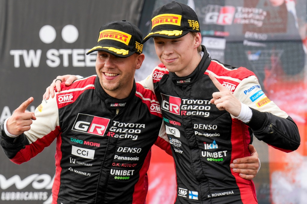 Le Finlandais Kalle Rovanpera (d.) et son copilote Jonne Halttunen (g.) célèbrent leur victoire au championnat du monde sur le podium du Rallye de Nouvelle-Zélande