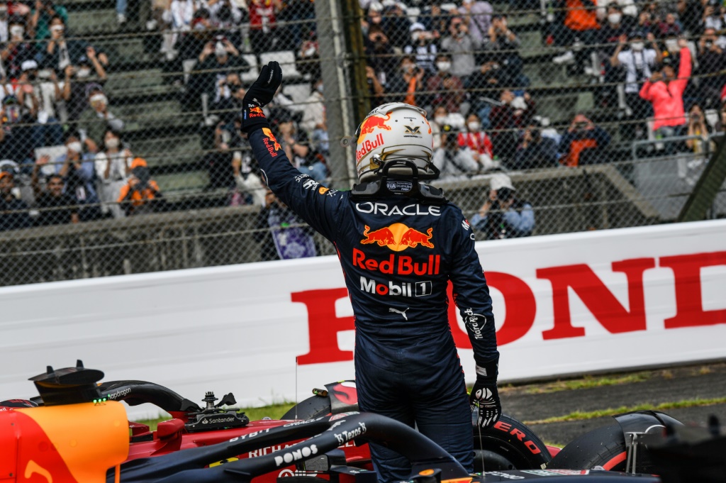 Max Verstappen (Red Bull Racing) salue les fans japonais après avoir signé la pole position du GP du Japon