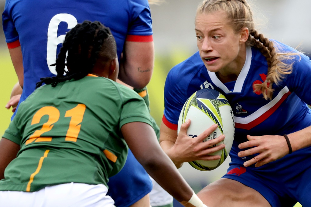 La Française Emilie Boulard (d.) tente d'esquiver la Sud-Africaine Unam Tose (g.) pendant le match de de la Coupe du monde féminine de rugby entre l'Afrique du Sud et la France à Auckland (Nouvelle-Zélande) le 8 octobre 2022