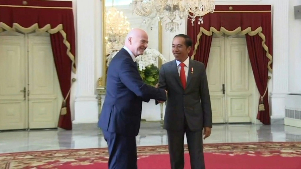 Le président indonésien Joko Widodo (d) et le président de la Fifa