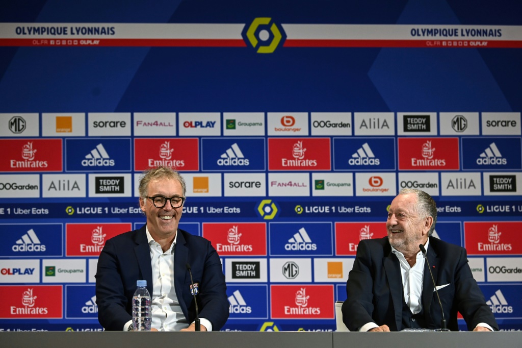 Le nouvel entraîneur de l'Olympique lyonnais Laurent Blanc et le président du club Jean-Michel Aulas