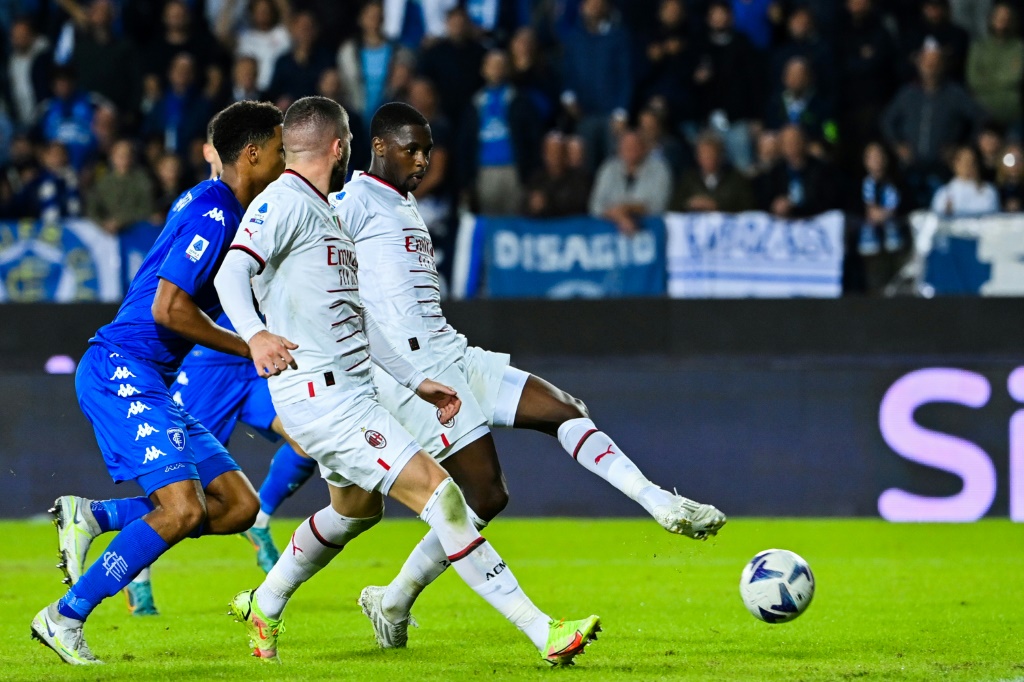 Le défenseur de l'AC Milan Fodé Ballo-Touré (d) marque sur le terrain d'Empoli