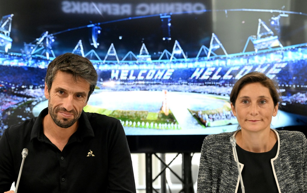 Le patron du comité d'organisation des Jeux de Paris Tony Estanguet (G) et la ministre des Sports et des JO Amélie Oudéa-Castéra le 30 août 2022 à Saint-Denis