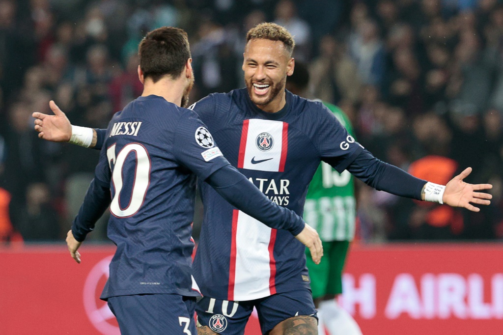 Les deux stars du Paris Saint-Germain Lionel Messi (à gauche) et Neymar (à droite) lors du match de Ligue des champions contre le Benfica Lisbonne mardi à Paris.