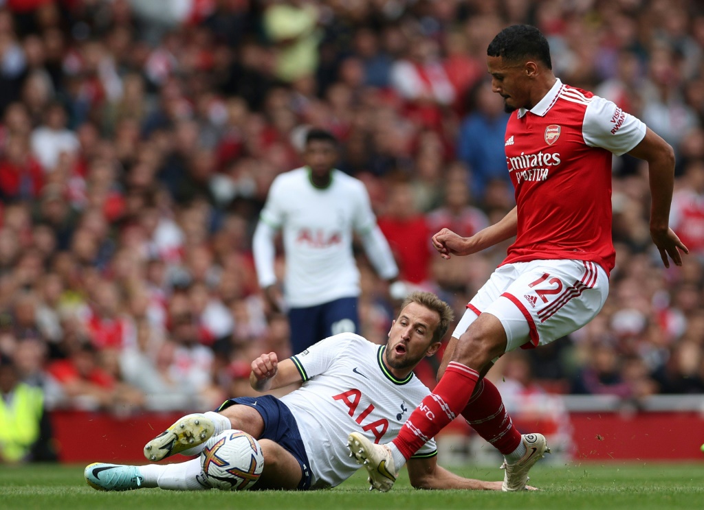 Le défenseur d'Arsenal William Saliba stoppe Harry Kane (à terre) lors du succès 3-1 sur Tottenham à l'Emirates Stadium
