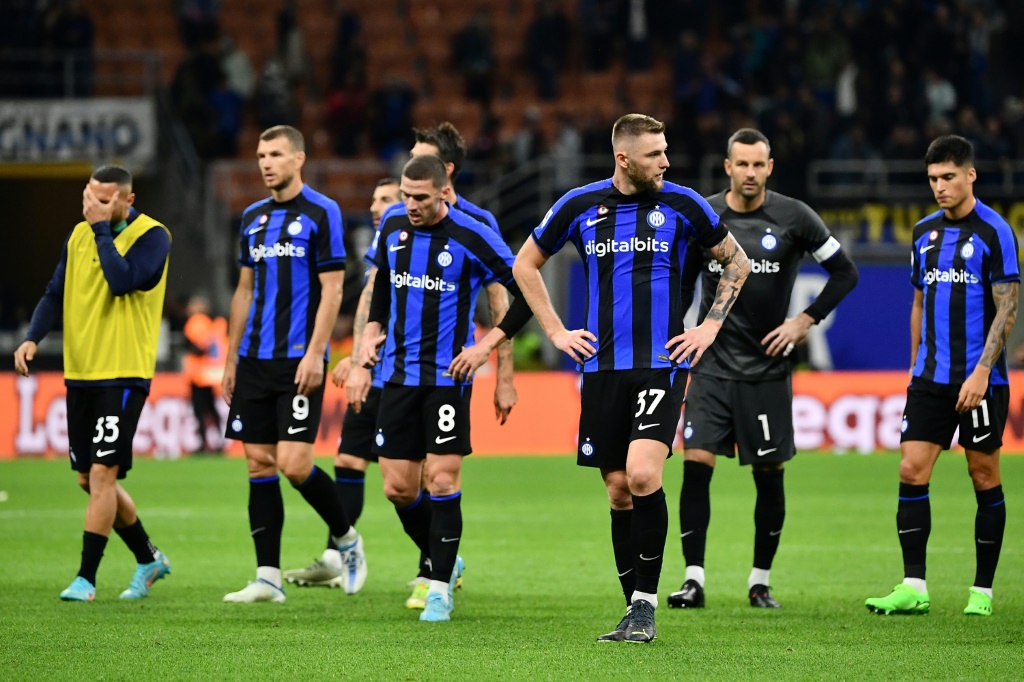 Les joueurs de l'Inter Milan dépités après leur défaite en championnat face à l'AS Rome à San Siro
