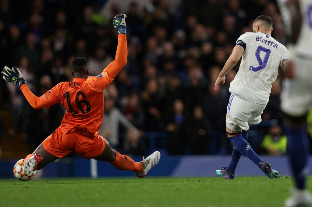 Le gardien de Chelsea Edouard Mendy encaisse un but de l'attaquant du Real Madrid Karim Benzema