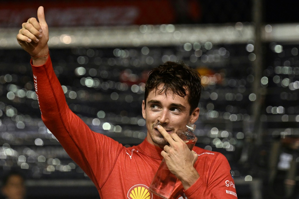 Le pilote monégasque de Ferrari Charles Leclerc réagit après avoir signé la pole-position lors du Grand Prix de Singapour de Formule Un sur le circuit de Marina Bay le 1er octobre 2022.