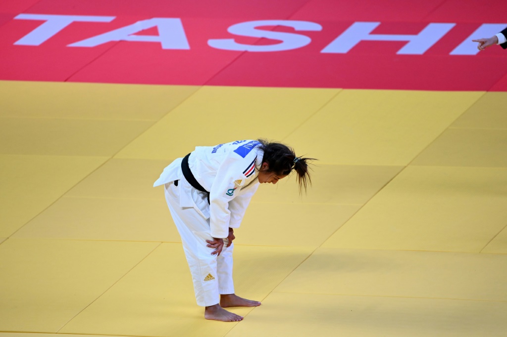 La déception de la Française Shirine Boukli battue par la Kazakhe Abiba Abuzhakynova lors du 3e tour des Championnats du monde de judo