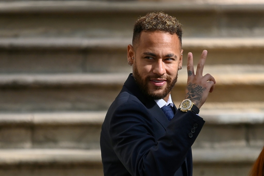 L'avant-centre brésilien Neymar quitte le tribunal au deuxième jour de son procès