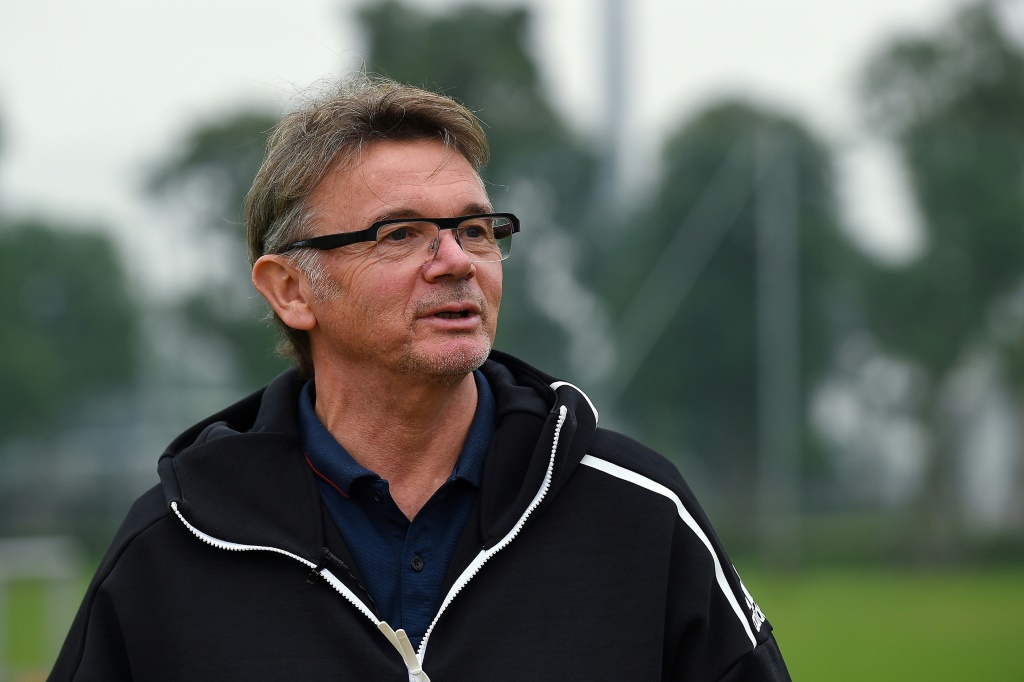 L'entraîneur de football français Philippe Troussier