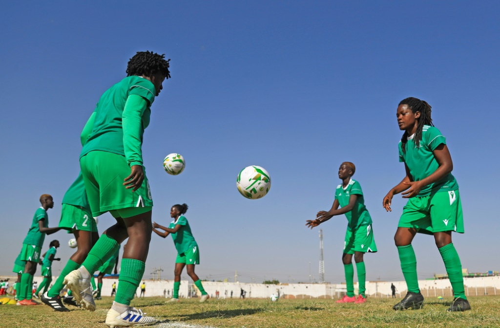 Des joueuses de la sélection du Soudan du Sud à l'échauffement avant un match amical contre le Soudan